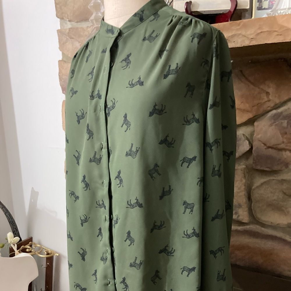 FADED GLORY LONG SLEEVED SILKY BUTTON DOWN BLOUSE / SZ M ( 8-10 )